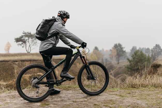 Plano completo del hombre en bicicleta