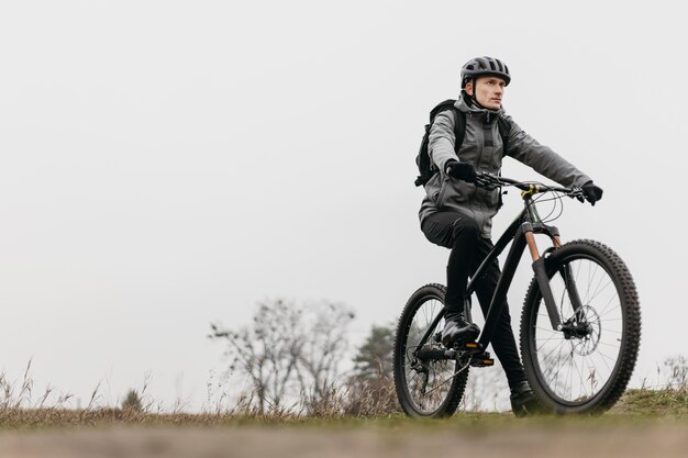 Plano completo del hombre en bicicleta