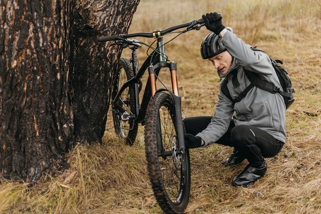 Plano completo del hombre en bicicleta