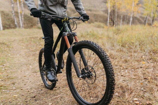 Plano completo del hombre en bicicleta