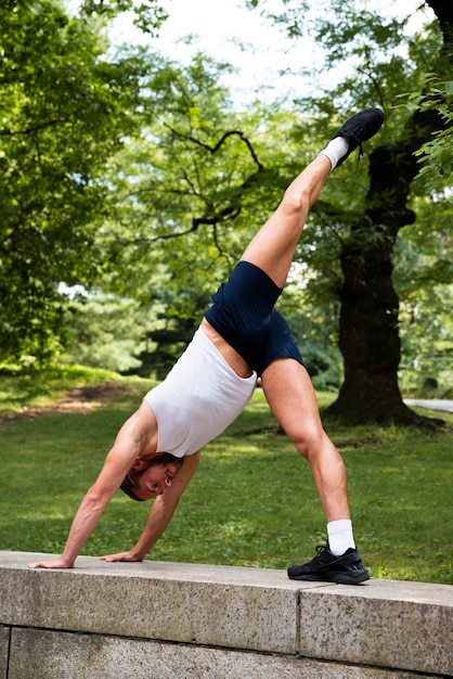 Plano completo del hombre entrenando en el parque