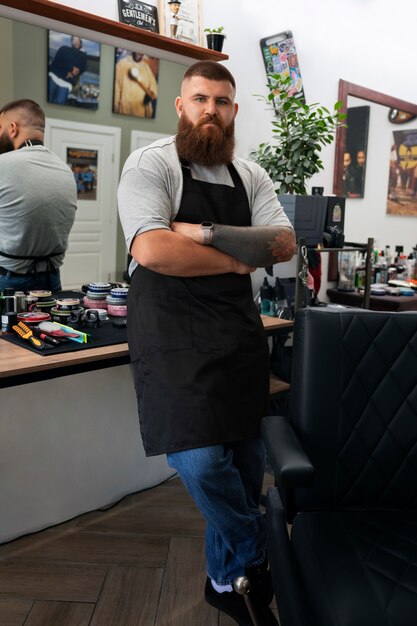 Plano completo de un hombre de talla grande trabajando como estilista