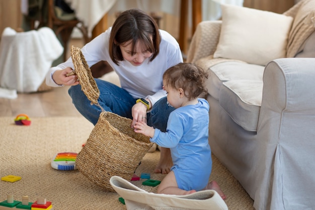 Foto gratuita plano completo madre e hijo jugando