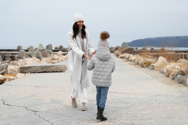 Foto gratuita plano completo madre e hijo en la playa