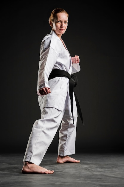 Foto gratuita plano completo de la mujer en forma de karate