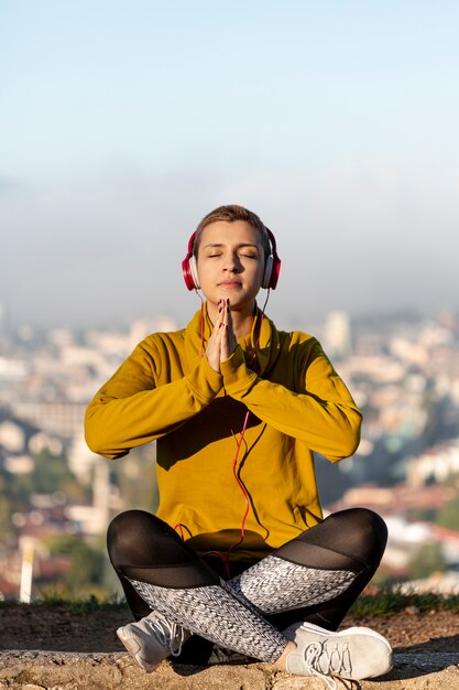 Plano completo de mujer meditando