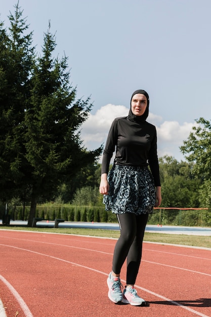 Foto gratuita plano completo de la mujer en la pista de atletismo