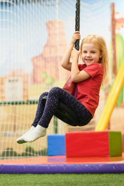 Foto gratuita plano completo de niña divirtiéndose