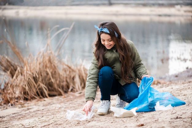 Plano completo de niña limpiando el suelo