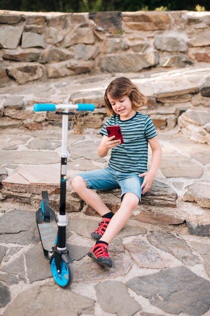 Plano completo del niño jugando en el parque