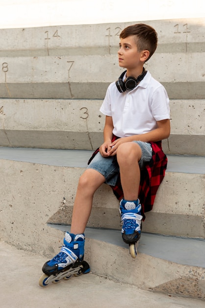 Foto gratuita plano completo del niño con patines