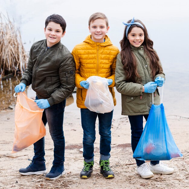 Plano completo de niños con bolsa de plástico