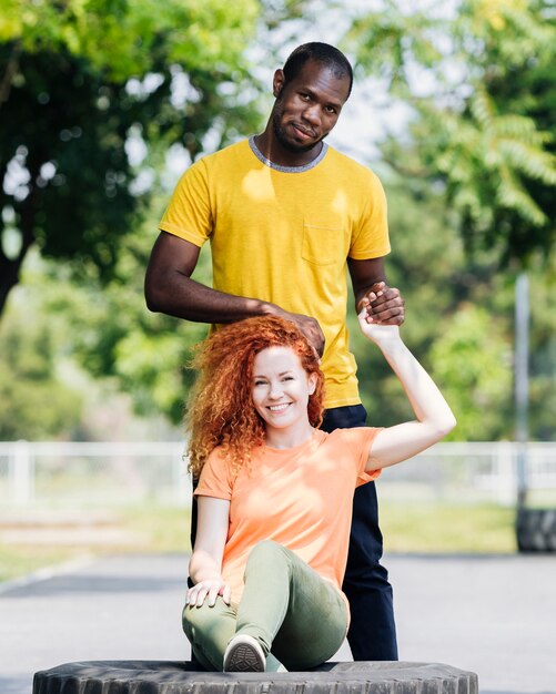 Plano completo de pareja interracial en el parque