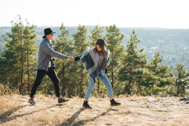 Plano completo pareja juguetona en la naturaleza