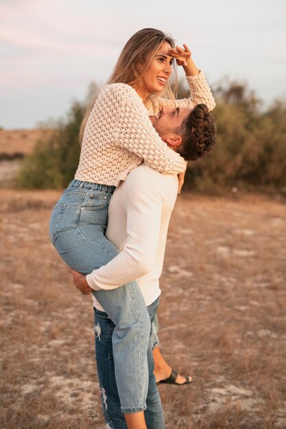 Plano completo de una pareja pasando tiempo juntos