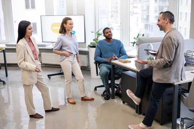 Plano completo de personas aprendiendo idiomas en el trabajo