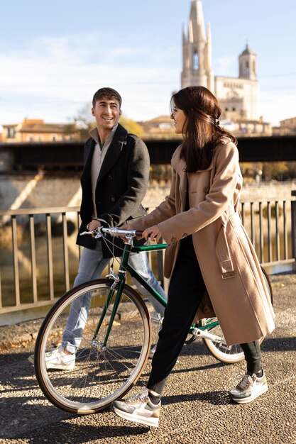 Plano completo de personas caminando juntas