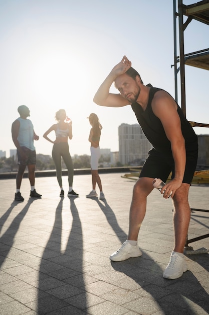 Plano completo de personas entrenando juntas.