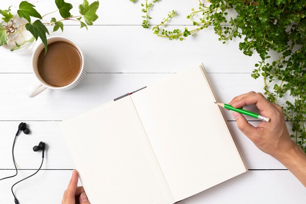 Plano de cuaderno en blanco con plantas