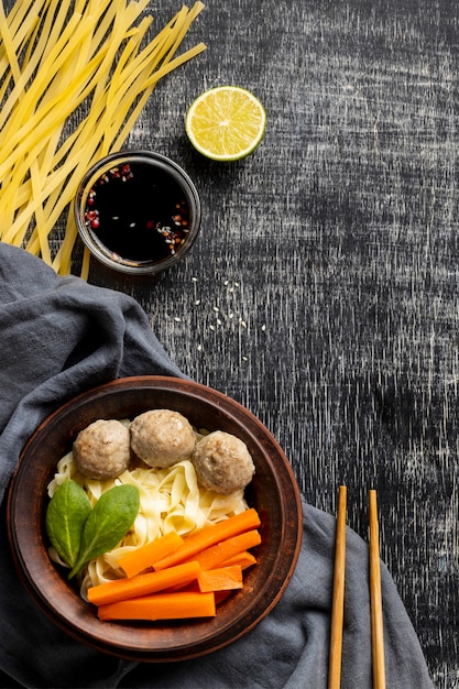 Foto gratuita plano delicioso bakso indonesio endecha