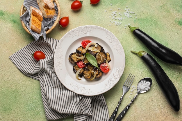 Foto gratuita plano delicioso plato de berenjena