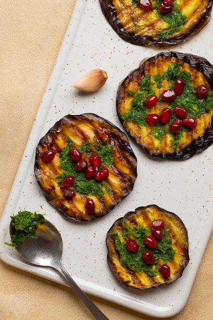 Foto gratuita plano delicioso plato de berenjena