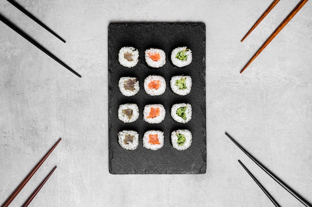 Foto gratuita plano delicioso sushi a bordo