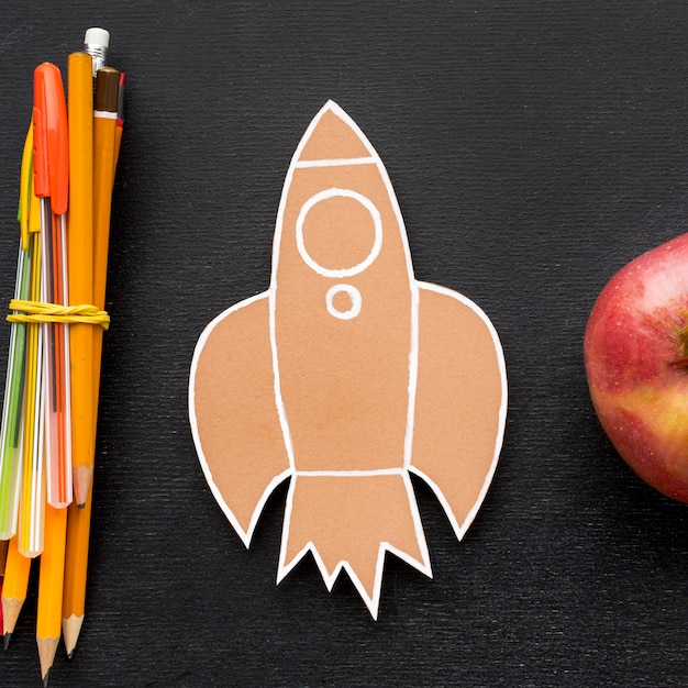 Foto gratuita plano de elementos esenciales de la escuela con manzana y lápices