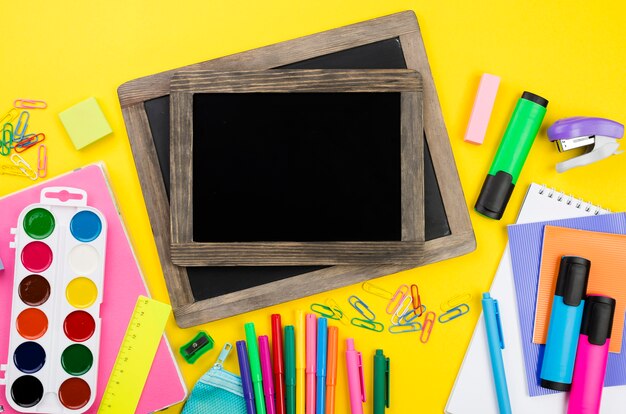 Plano de elementos esenciales de la escuela con pizarras y lápices.