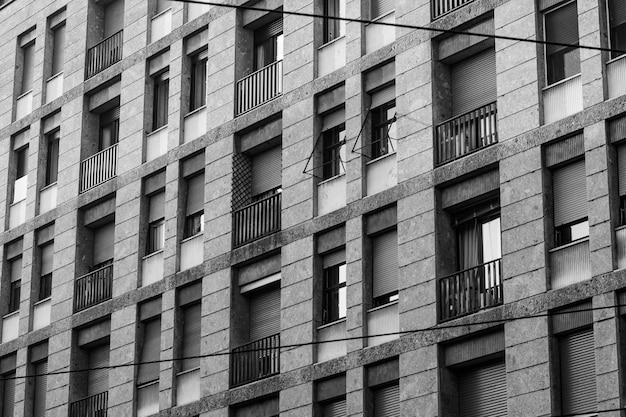 Plano en escala de grises de un edificio largo con ventanas y balcones