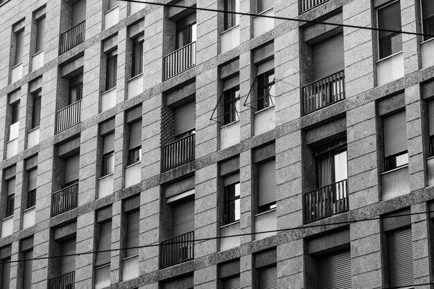 Plano en escala de grises de un edificio largo con ventanas y balcones