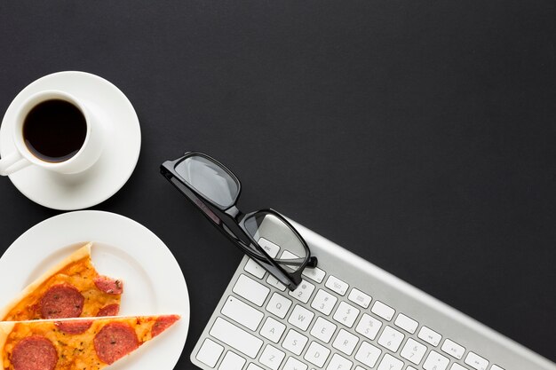 Plano de escritorio con pizza y teclado