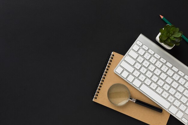 Plano de escritorio de trabajo con notebook y teclado