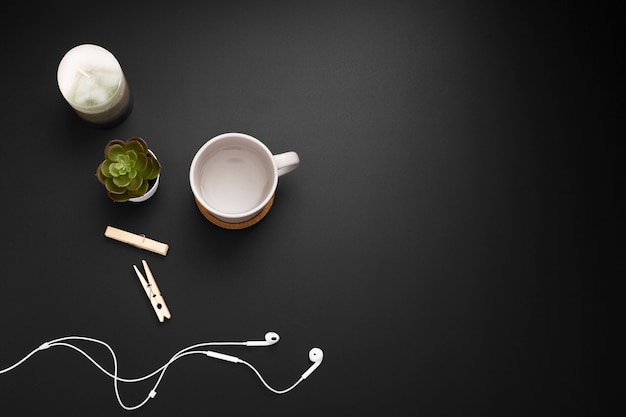 Foto gratuita plano de estación de trabajo con auriculares y taza