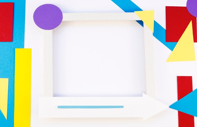 Plano de formas de papel de colores con marco y flechas