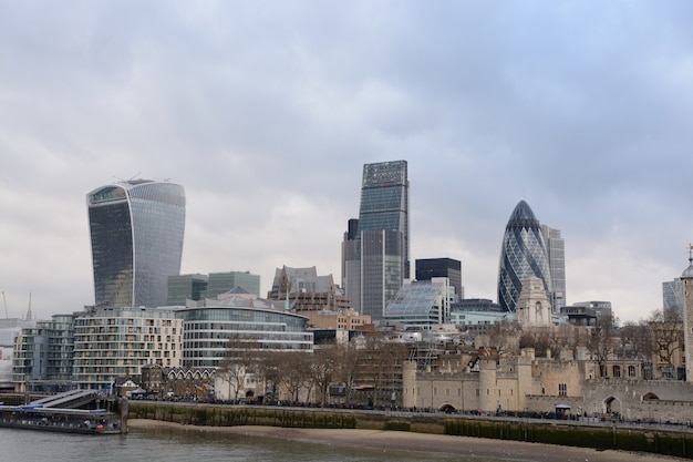 Plano general de altos edificios de cristal en Londres cerca del lago