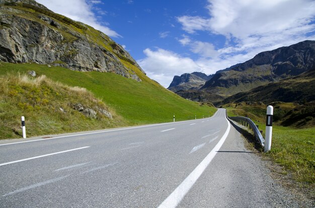 Plano general de una carretera panorámica rodeada de montañas