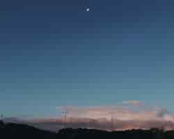 Foto gratuita plano general de media luna en el cielo sobre las nubes grises