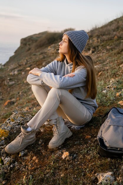 Plano general de mujer joven disfrutando de la paz que la rodea