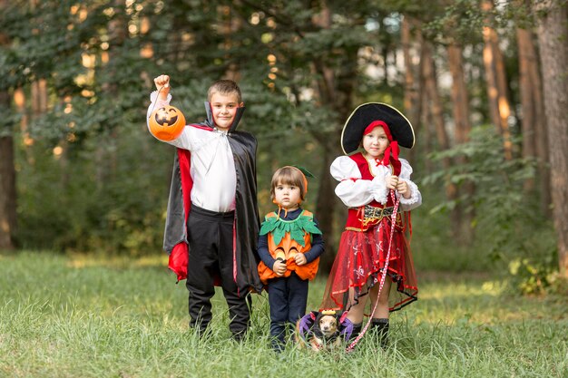 Plano general de niños con disfraces de halloween