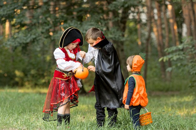 Plano general de niños con disfraces de halloween