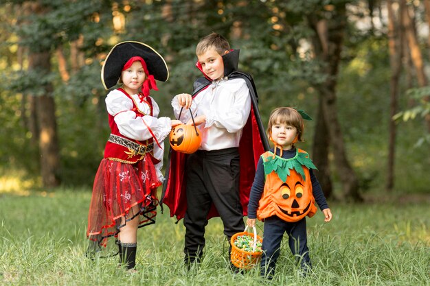 Plano general de niños con disfraces de halloween