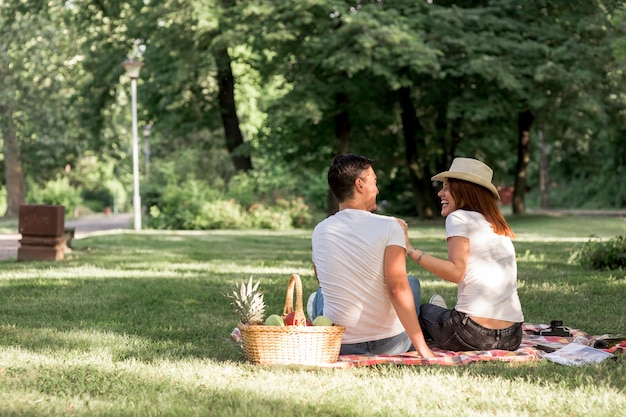 Foto gratuita plano general de pareja divirtiéndose en la naturaleza