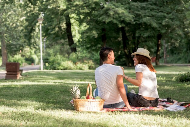 Plano general de pareja divirtiéndose en la naturaleza