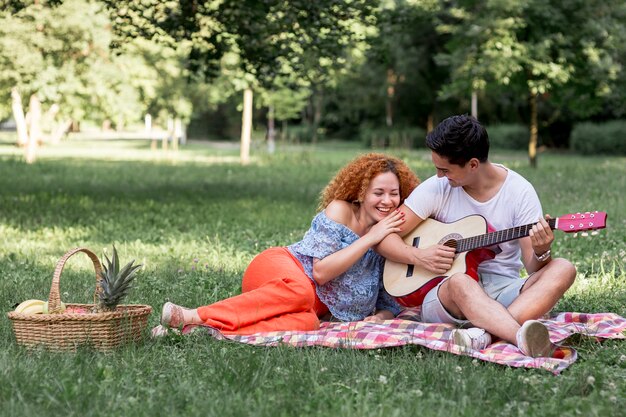 Plano general de pareja juguetona en el parque