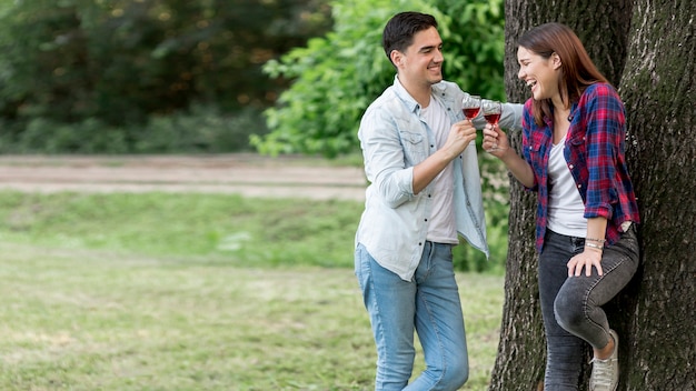 Plano general de pareja tintinear copas de vino