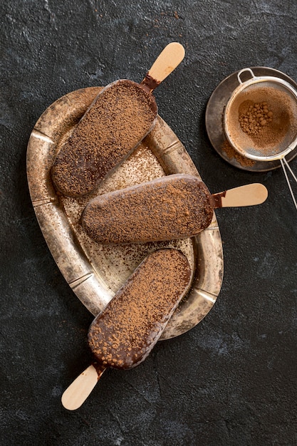 Plano de helado de chocolate con cacao en polvo y tamiz