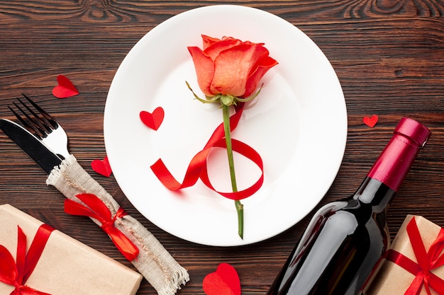 Plano, hermoso arreglo para la cena del día de San Valentín en el fondo de madera