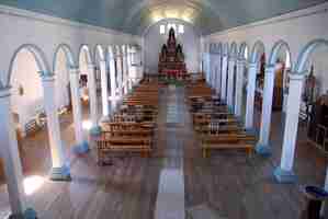 Foto gratuita plano interior de una iglesia vacía