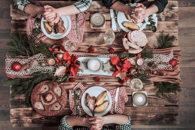 Plano de manos de amigos comiendo y bebiendo juntos. Vista superior de personas que tienen fiesta, reunión, celebrando juntos en la mesa rústica de madera